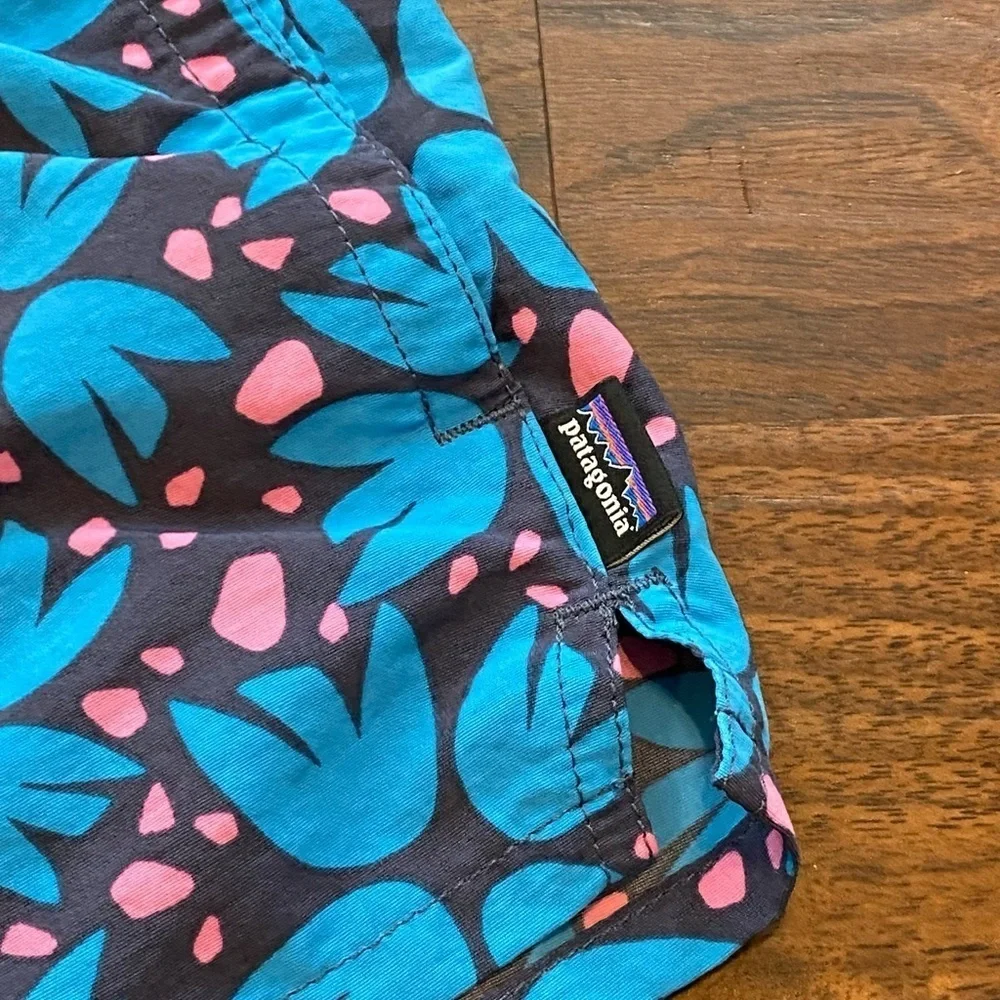 Patagonia Barely Baggies 2.5" Shorts
Pollen Confetti: Dolomite Blue
Size Small - Picture 2 of 6
